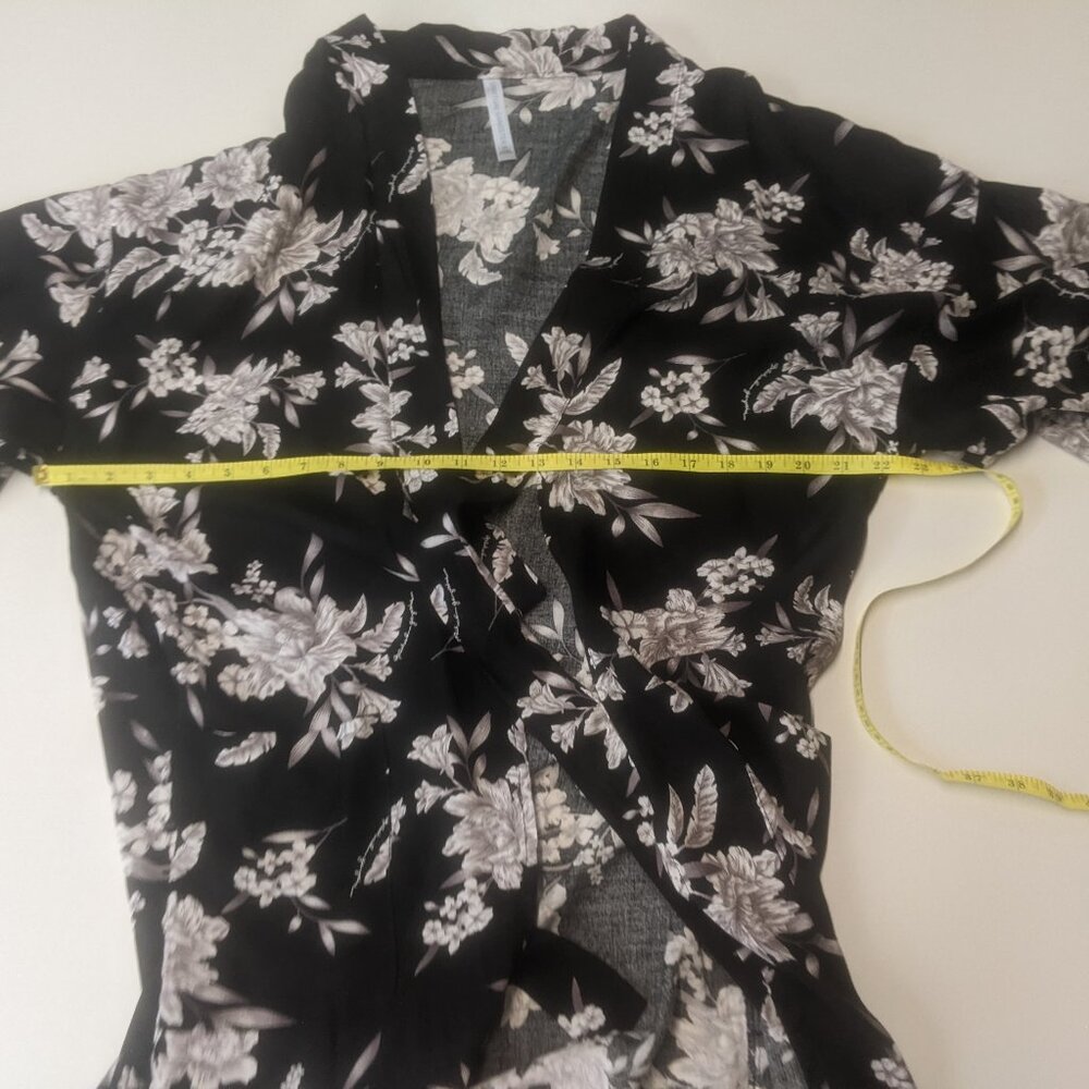 Spiritual Gangster *One Size Maya Kimono in Black Floral - Picture 13 of 16